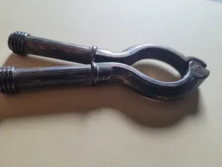 Cascanueces de metal con diseño