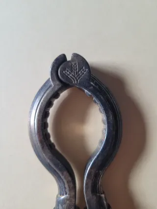 Cascanueces de metal con diseño