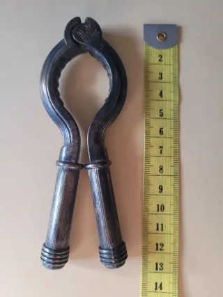 Cascanueces de metal con diseño