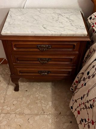 Mesita de noche de madera con mármol
