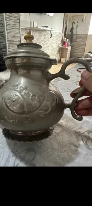 Tetera de peltre con detalles