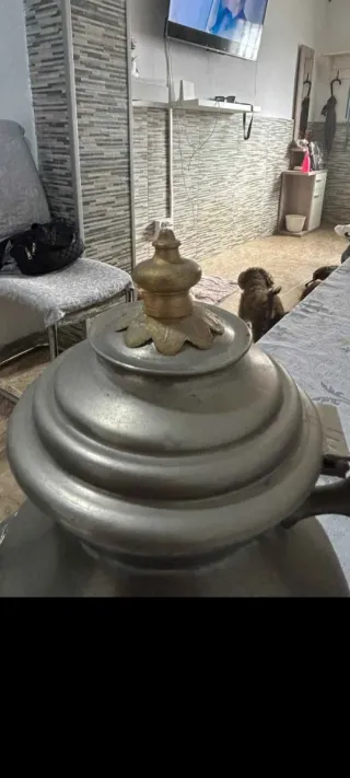 Tetera de peltre con detalles