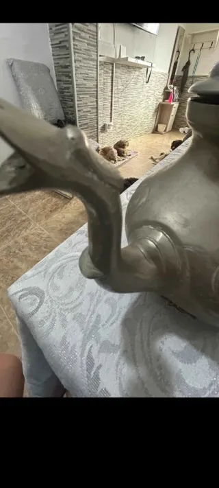 Tetera de peltre con detalles