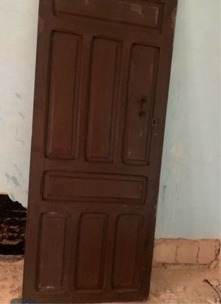 Puerta antigua de madera oscura