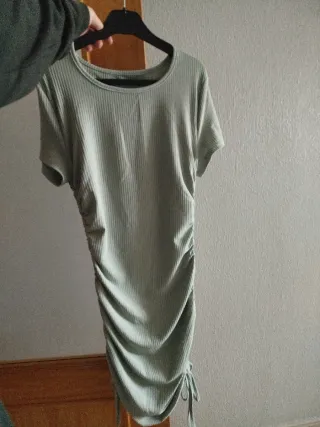Vestido verde de canalé con fruncido