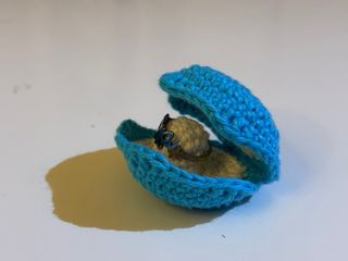 Amigurumi con forma de concha para anillo
