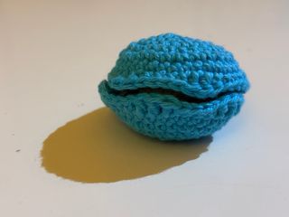 Amigurumi con forma de concha para anillo
