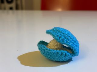 Amigurumi con forma de concha para anillo