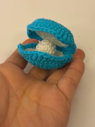 Amigurumi con forma de concha para anillo