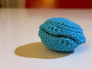 Amigurumi con forma de concha para anillo