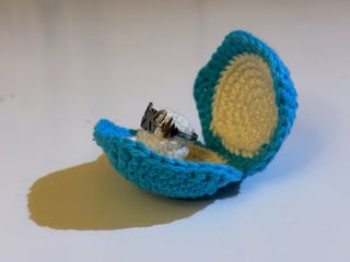 Amigurumi con forma de concha para anillo