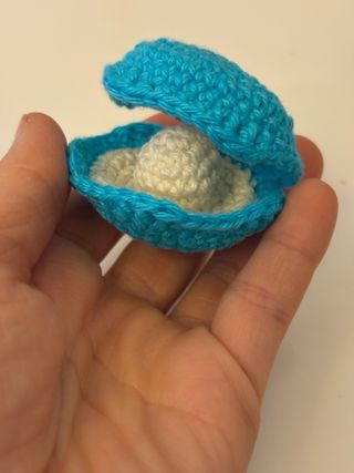 Amigurumi con forma de concha para anillo