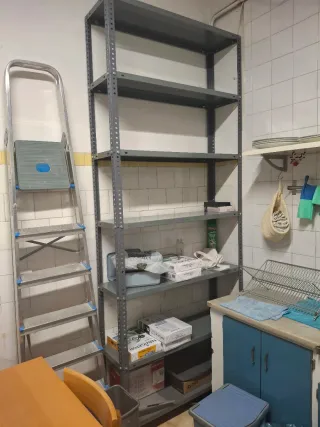 Estanterías metálicas grises