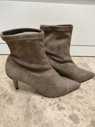 Botines beige/gris nuevos puntera y tacón piel