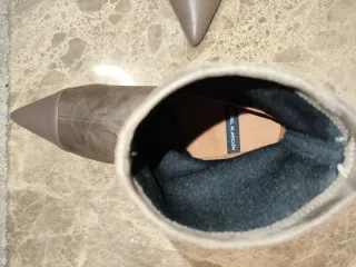 Botines beige/gris nuevos puntera y tacón piel