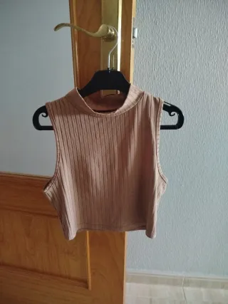 Top sin mangas beige cuello alto shein