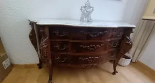 Mueble recibidor de madera con mármol