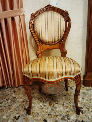 Mesa y 6 sillas estilo clásico