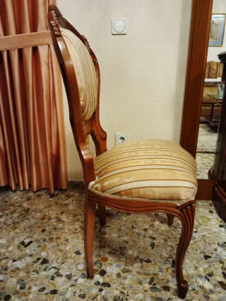 Mesa y 6 sillas estilo clásico