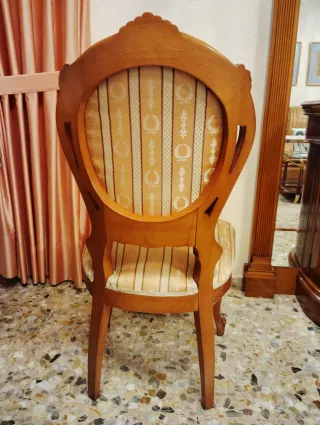 Mesa y 6 sillas estilo clásico