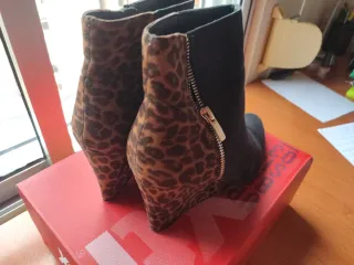 Botines ante negro y animal print