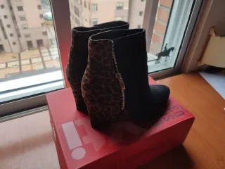 Botines ante negro y animal print