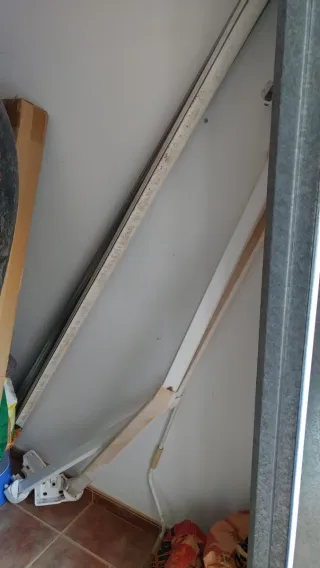 Toldo extensible beige y blanco y otro sin tela.