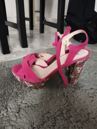 Sandalias de tacón fucsia