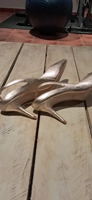 Zapatos tacón Zara dorados T39