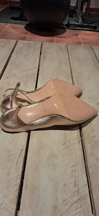 Zapatos tacón Zara dorados T39