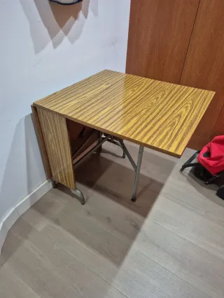 Mesa plegable malanina y metal