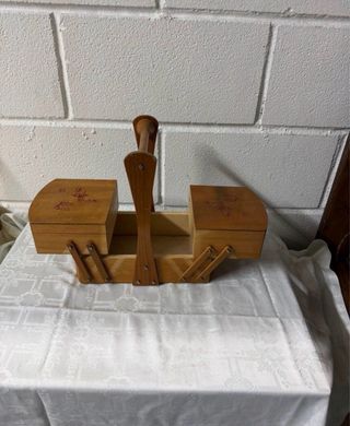 Costurero de madera con mariposas