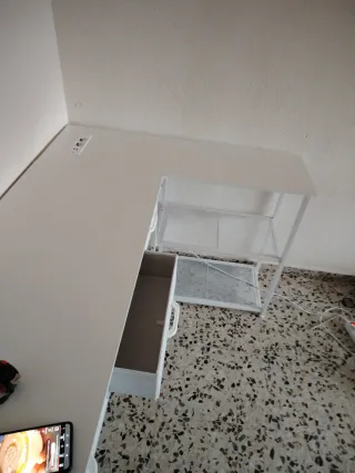 Escritorio blanco 3 cajones y estantería