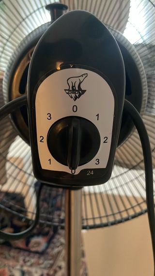 Ventilador de pie negro