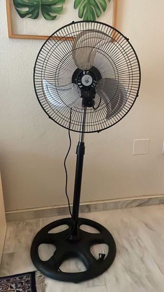 Ventilador de pie negro