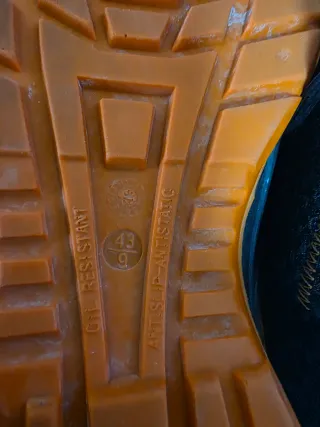 Zapatos de trabajo Mendi negros y naranjas