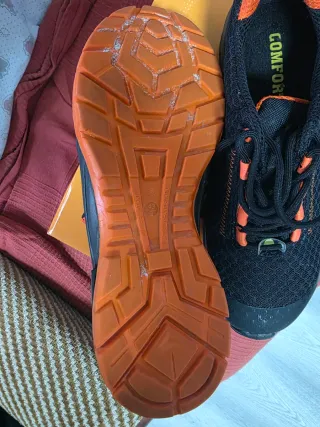 Zapatos de trabajo Mendi negros y naranjas