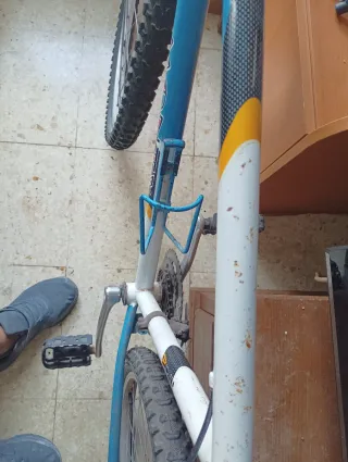 Bicicleta azul y blanca