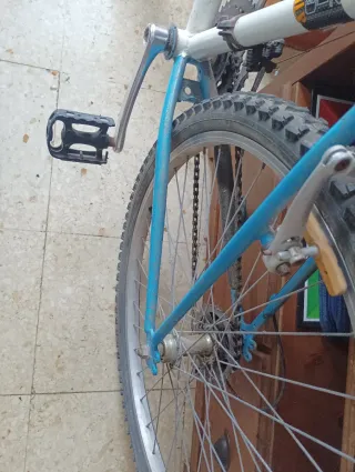 Bicicleta azul y blanca