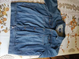 Lote pantalón vaquero y cazadora vaquera.