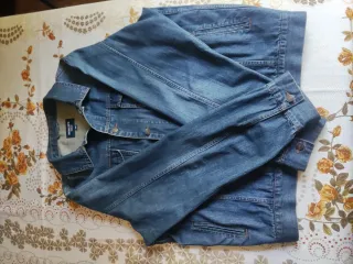 Lote pantalón vaquero y cazadora vaquera.