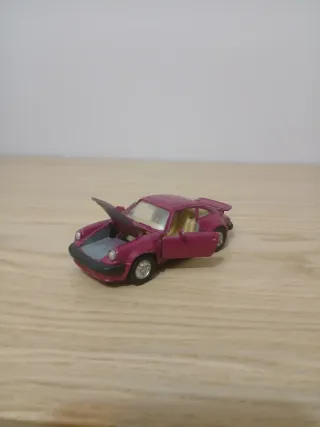 Coche de juguete deportivo color granate