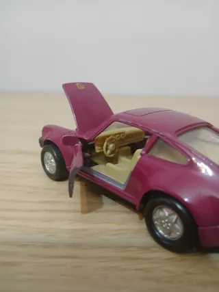 Coche de juguete deportivo color granate