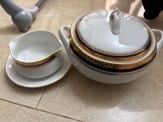Sopera de porcelana con detalles dorados