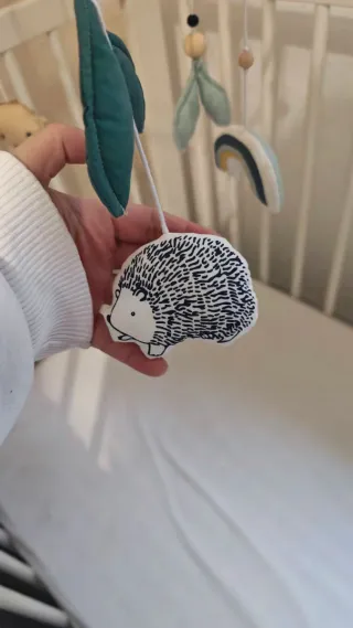 Móvil musical de cuna de la marca Verbaudete.