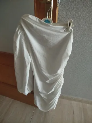 Vestido blanco con una sola manga ajustado