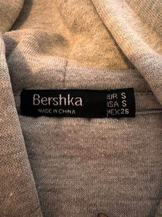 Chaqueta Bershka gris con mangas peludas