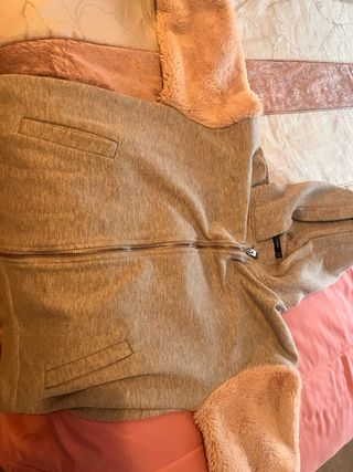 Chaqueta Bershka gris con mangas peludas