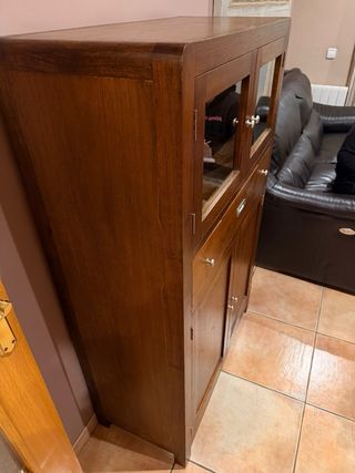 Aparador o vitrina de estilo colonial