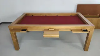 Mesa de juegos de madera con cajones